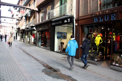 El carrer Major de Puigcerdà, mig buit, aquest dimarts (Foto: ACN)