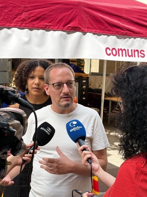 Mario Mata, en la presentació de la campanya de recollida de signatures perquè el bus entre la Seu d'Urgell i Lleida tingui parada a l'Hospital Arnau de Vilanova (Foto: Comuns)