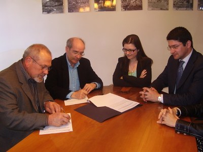 Signatura del conveni per millorar el carrer del Simó, a Taús