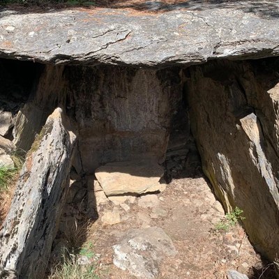 Bretolada al dolmen de la Cabana del Moro (Foto: Espai Ermengol)