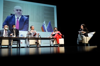 Un instant de la taula rodona sobre la reactivació del sector amb el secretari d'Estat de Turisme, Fernando Valdés, el ministre andorrà de Turisme, i representants de Grècia, Eslovènia i Kazakhstan, en el marc de l'11è Congrés de Turisme de Neu i Muntanya