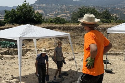 Primer pla d'un participant a una excavació d'Isona, amb doble barret per protegir-se del sol (Foto: ACN/Marta Lluvich)