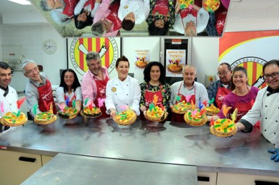 Responsables del Gremi de Forners de Lleida mostren les seves mones de Pasqua (Foto: ACN)