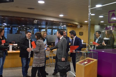 Salutació entre els representants del Govern i dels sindicats prèvia a la reunió entre ambdues parts