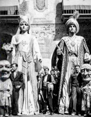 Una de les imatges més antigues dels gegants vells de la Seu, a la dècada de 1940 (@gegantslaseudurgell)
