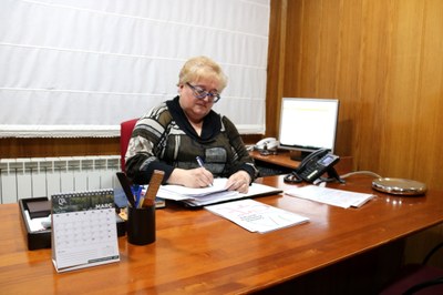 Elena Estopà, membre de la junta de Lleida del COGAC, al seu despatx (Foto: ACN)