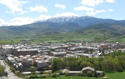 La Seu d'Urgell, amb el Cadí al fons