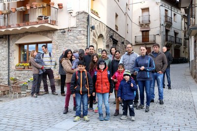 Concentració de famílies de la Pobleta de Bellveí (Foto: ACN)
