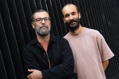 Els guionistes Fran Araújo, a l'esquerra, i Eduard Sola (Foto:Patricia J. Garcinuño/HBO Max)