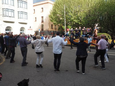 Ballada de sardanes a la plaça de Catalunya