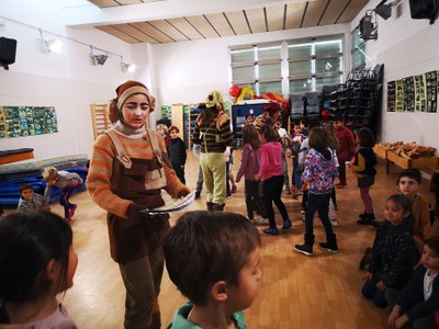 Visita dels Minairons a les escoles i llars d'infants de la Seu i Castellciutat