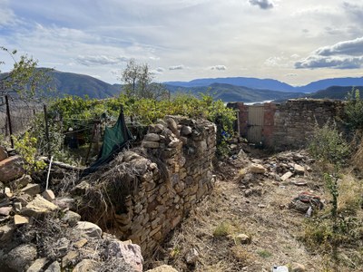 Zona de pati i d'horts on es van trobar les restes d'una dona a Torallola, al Pallars Jussà (Foto d'arxiu/ACN)