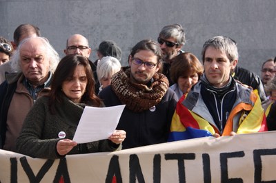 Tomàs Sayes, membre del CDR de la Cerdanya, en el moment de la lectura d'un manifest per donar-li suport davant dels jutjats de Puigcerdà, el 28 de novembre de 2018 (Foto: ACN)