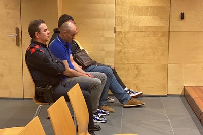 L'acusat de torturar i assassinat un paleta a Puigcerdà, escortat per un agent dels Mossos, en transcurs del judici a Girona (Foto: ACN)