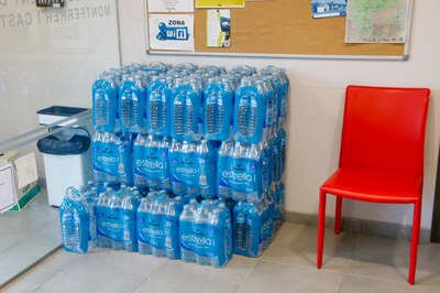Ampolles d'aigua a l'Ajuntament de Montferrer i Castellbò, a disposició dels veïns d'Aravell afectats per les restriccions a la xarxa potable (Foto: ACN)