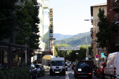 Pancarta que anuncia el Mundial de Piragüisme de la Seu d'Urgell, ubicada al costat d'un dels hotels de la ciutat (Foto: ACN)
