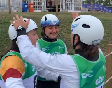 Olatz Arregui, Laia Sorribes i Maialen Chourraut celebren la medalla de plata en K1 patrulles al Mundial d'eslàlom (Imatge: RFEP)