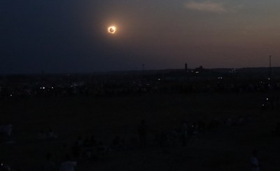 L'eclipsi total de sol d'aquest dimecres a Lleida, vist des dels Magraners (Foto: ACN / Oriol Bosch)