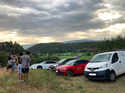 Veïns i visitants esperant per observar l'eclipsi de sol a prop de la Torre Solsona, on finalment no s'ha pogut veure a causa dels núvols (Foto: RàdioSeu)