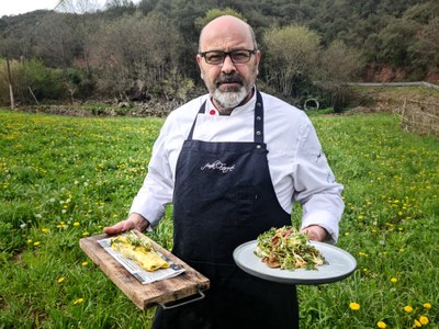 El cuiner Jaume Mora amb dos plats fets amb xicoies (Foto: ACN)