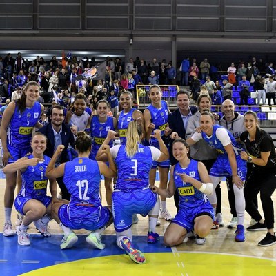 El Cadí La Seu celebra amb l'afició la victòria sobre el Kutxabank Araski i la classificació virtual pels 'playoff' (Foto: Agustí Peña)