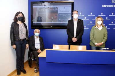 El president i vicepresident de la Diputació de Lleida, Joan Talarn i Jordi Latorre, amb les portaveus d'ERC i JxCat, Mercè Carulla i Rosa Pujol, en la presentació dels pressupostos 2022 (Foto: ACN)