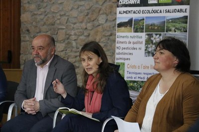 Meritxell Serret, amb l'alcalde de Bellver, F. Xavier Porta, i la presidenta de PROECO, Roser Bombardó (Foto: ACN)