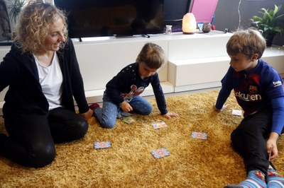 Una família jugant a casa durant el confinament (Foto: ACN)