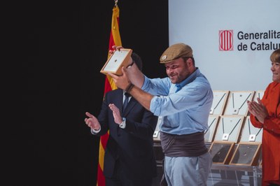 Àlex Ferré recull la Creu de Sant Jordi pels Raiers de la Ribera del Segre (Foto: Generalitat)