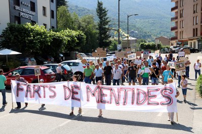 Manifestació a Sort per protestar pels atacs de l'ós bru (Foto: ACN)