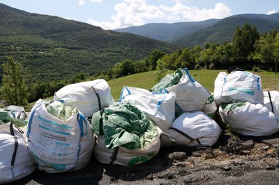 Plàstics d'ensitjar, malles i cordes, guardats en bosses de reciclatge a la deixalleria de Sort (Foto: ACN)