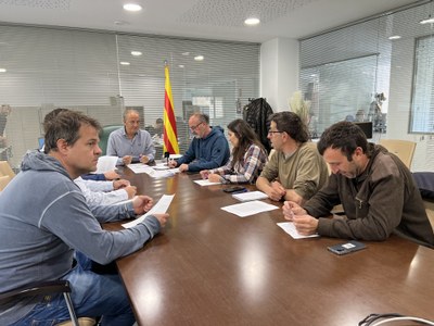 Reunió de representants dels ramaders del Pallars Sobirà amb el president comarcal, Carlos Isus (Foto: ACN)