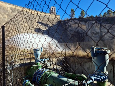 Instal·lació per a reg davant de la presa de Sant Antoni (Foto: ACN)
