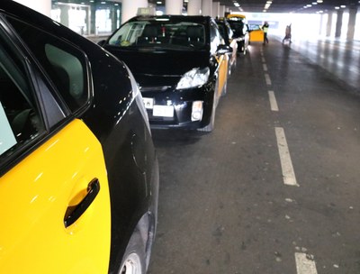 Taxis de Barcelona a l'Aeroport del Prat (Foto: ACN)