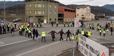Concentració a la cruïlla de l'N-260 a Montferrer per exigir la rotonda (Arxiu)