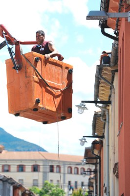 Treballs de renovació de l'enllumenat públic al barri de Santa Magdalena, a la Seu d'Urgell