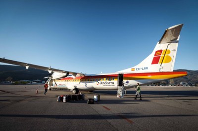 Un avió d'Air Nostrum a la pista de l'Aeroport Andorra-la Seu (Foto: arxiu)