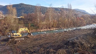 Treballs de neteja de la llera del riu Segre al pas per la Seu d'Urgell