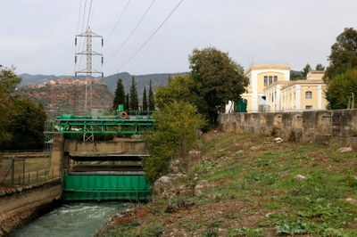 La central hidroelèctrica de Talarn, amb el poble al fons, aquest dilluns (Foto: ACN)