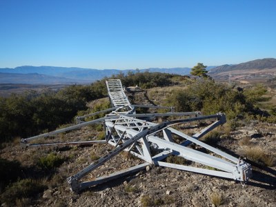 Una torre al terra durant el procés de desmuntatge per part dels operaris de la companyia Endesa durant el gener del 2020 (Foto: Endesa)
