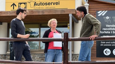 Els representants de Cerdanya Acció pel Clima, SOS Pirineus i Stop JJOO, al peu de l'estació d'esquí i muntanya de La Molina (Foto: ACN)