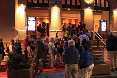 Gent fent cua davant del Casino Ceretà durant la passada edició del Cerdanya Film Festival (Foto d'arxiu: CFF/Sabrina Guitart)