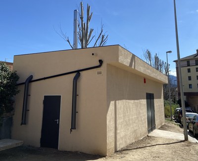 Nova caldera de biomassa ubicada al costat de l'Escola Pau Claris