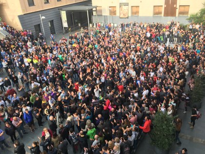Concentració ciutadana a la plaça de Les Monges, diumenge 1 d'octubre