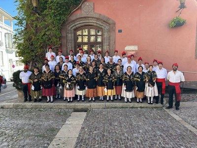Foto de grup del Ball Cerdà Intergeneracional 2024, a la Festa de la Gent Gran de la Seu