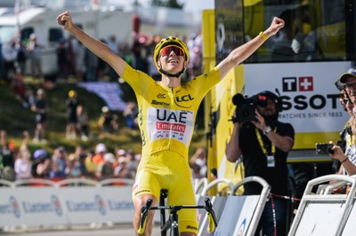 Tadej Pogacar celebra la victòria a l'etapa del Tour de França d'aquest diumenge, amb meta a Plateau de Beille (Foto: Le Tour)
