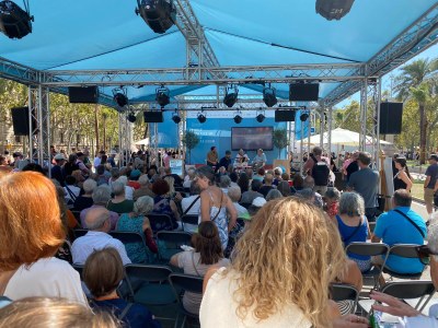 L'espai de presentacions de la Setmana del Llibre en Català, ple per a l'estrena d''Artur Blasco. Tornar al poble el que és del poble' (Foto: Sílvia Blasco)