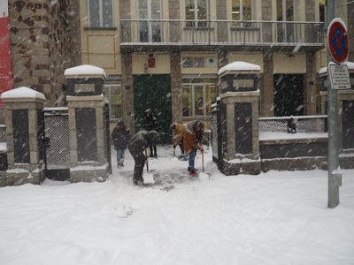 Retirada de neu a l'entrada de l'Institut Joan Brudieu 