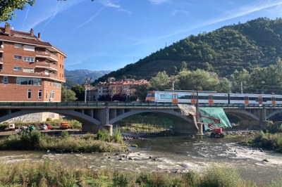 El tren passant pel pont amb el restabliment del servei ferroviari a Ripoll (Foto: ACN)