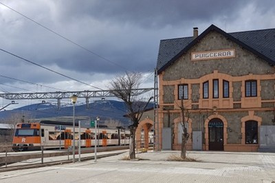 Tren circulant davant l'estació de Puigcerdà (Foto d'arxiu/ACN)
